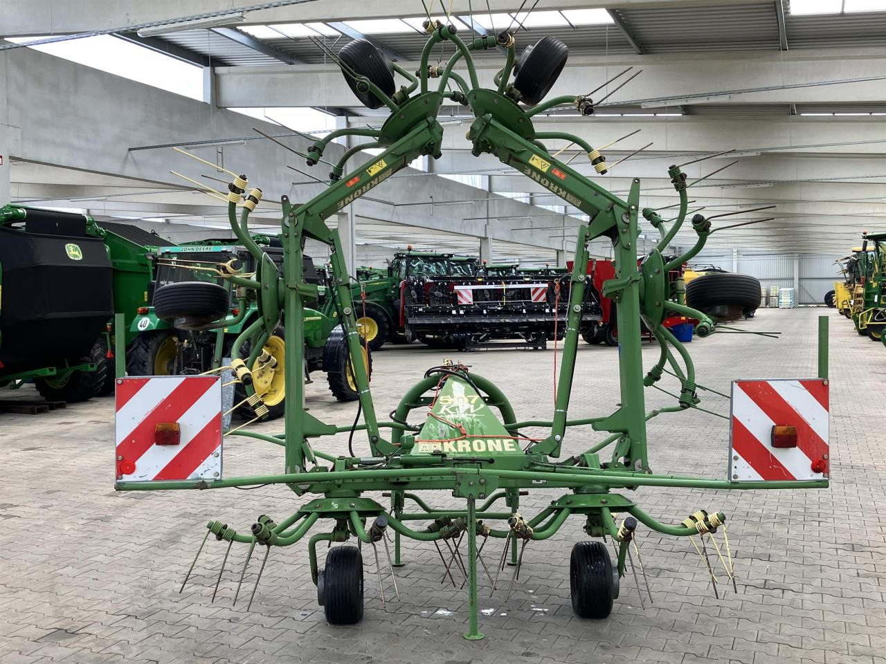 Krone KW 7.70/6x7 - Szénaforgató: 5 kép. Krone KW 7.70/6x7 - Szénaforgató: 5 kép.