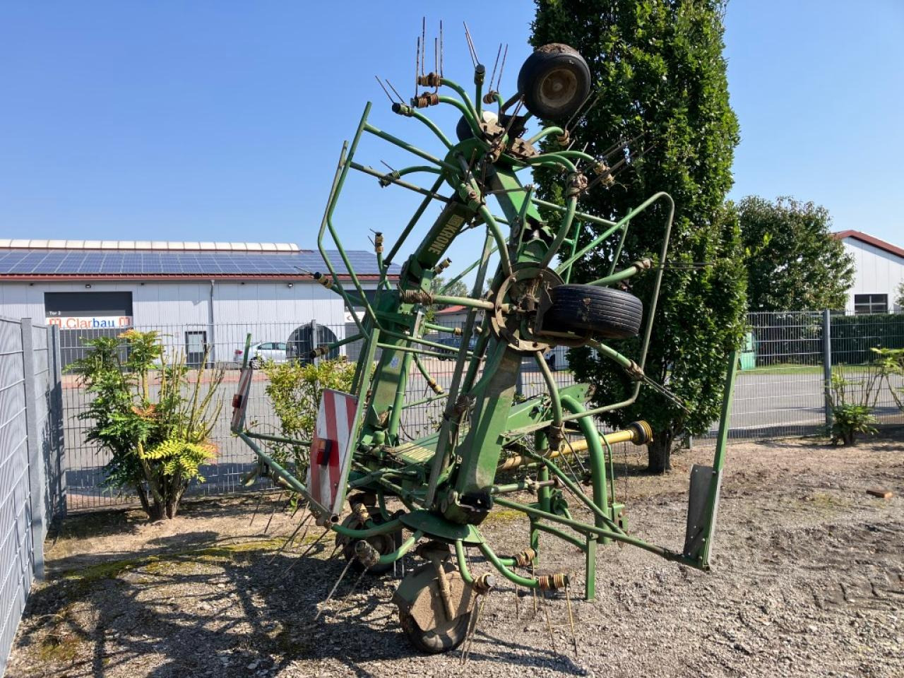 Krone KW7.70/6x7 - Szénaforgató: 4 kép. Krone KW7.70/6x7 - Szénaforgató: 4 kép.