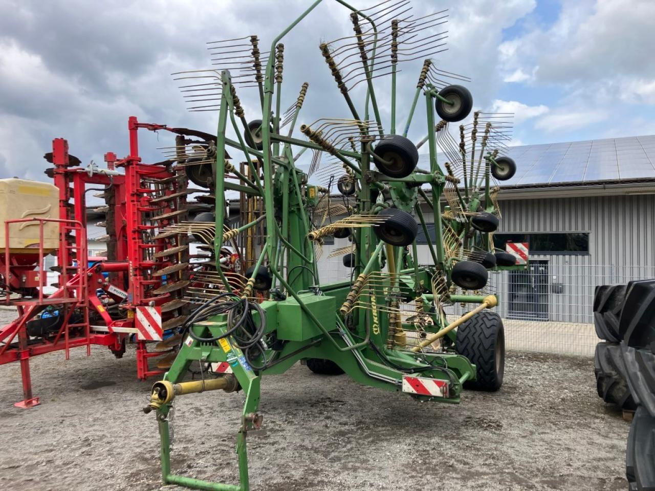 Krone SWADRO 1400 - Szénaforgató: 2 kép. Krone SWADRO 1400 - Szénaforgató: 2 kép.