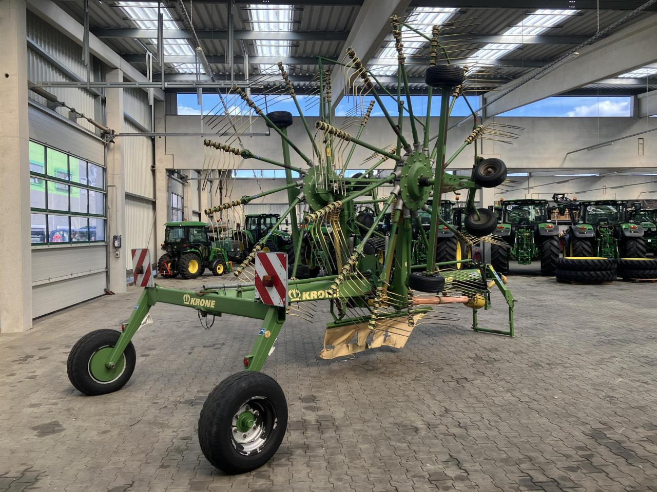 Krone SWADRO 900 - Szénaforgató: 3 kép. Krone SWADRO 900 - Szénaforgató: 3 kép.