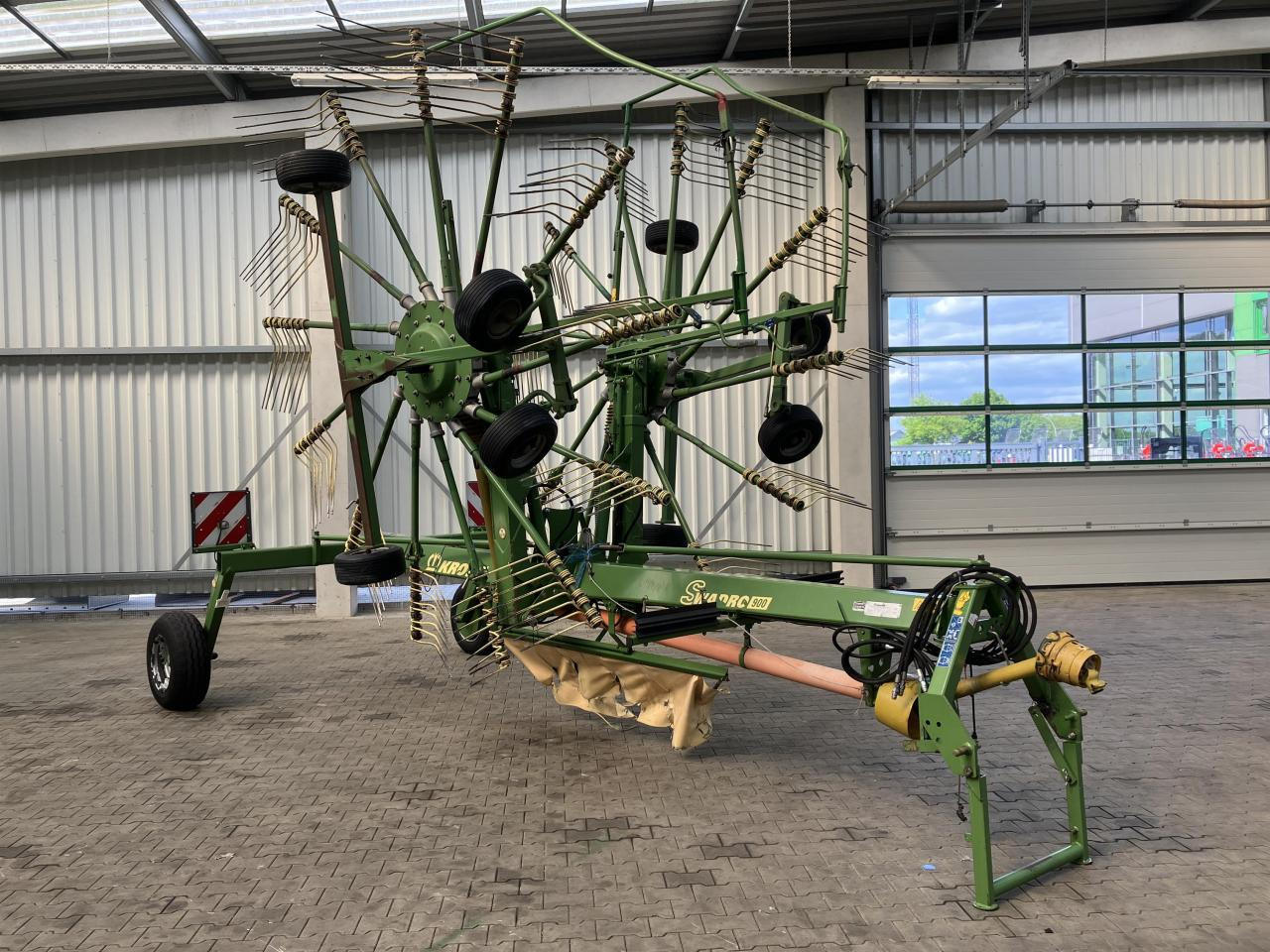 Krone SWADRO 900 - Szénaforgató: 2 kép. Krone SWADRO 900 - Szénaforgató: 2 kép.