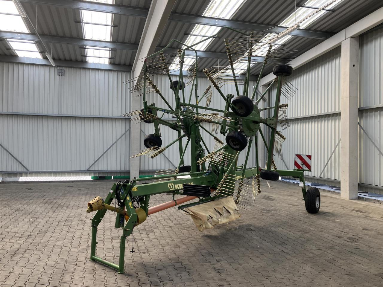 Krone SWADRO 900 - Szénaforgató: 1 kép. Krone SWADRO 900 - Szénaforgató: 1 kép.
