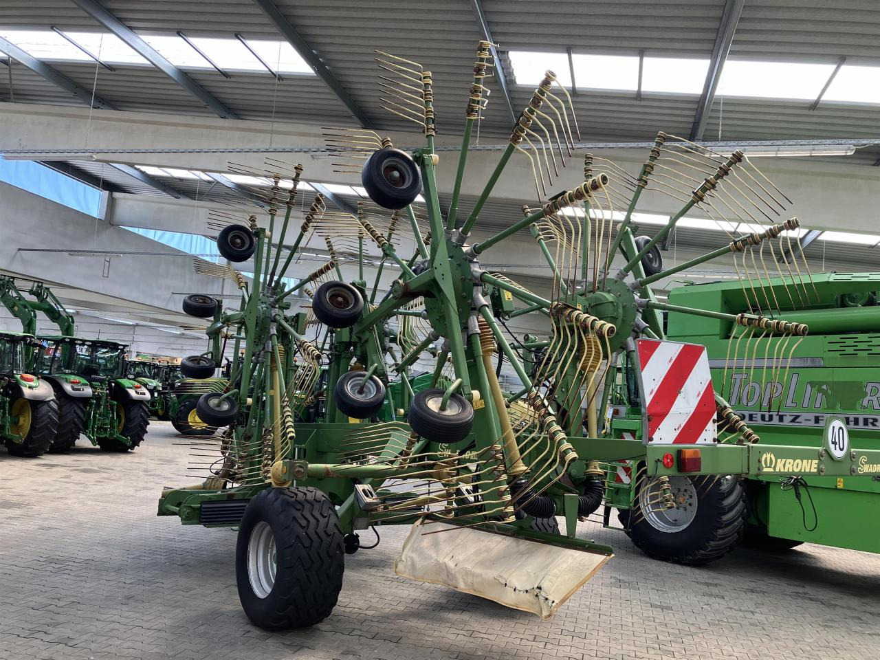 Krone Swadro 1400 - Szénaforgató: 3 kép. Krone Swadro 1400 - Szénaforgató: 3 kép.