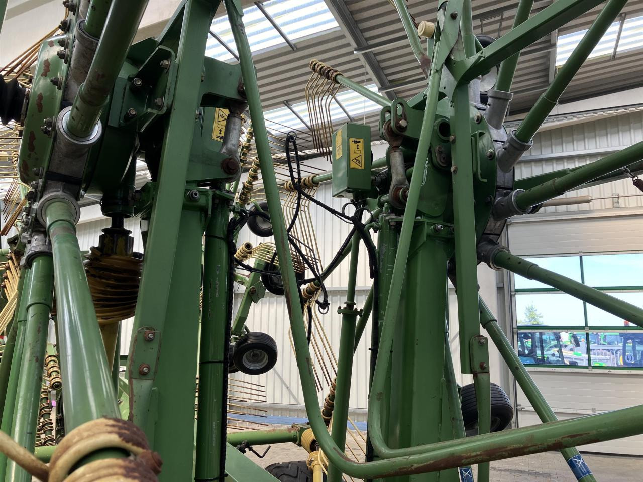 Krone Swadro 1400 - Szénaforgató: 5 kép. Krone Swadro 1400 - Szénaforgató: 5 kép.