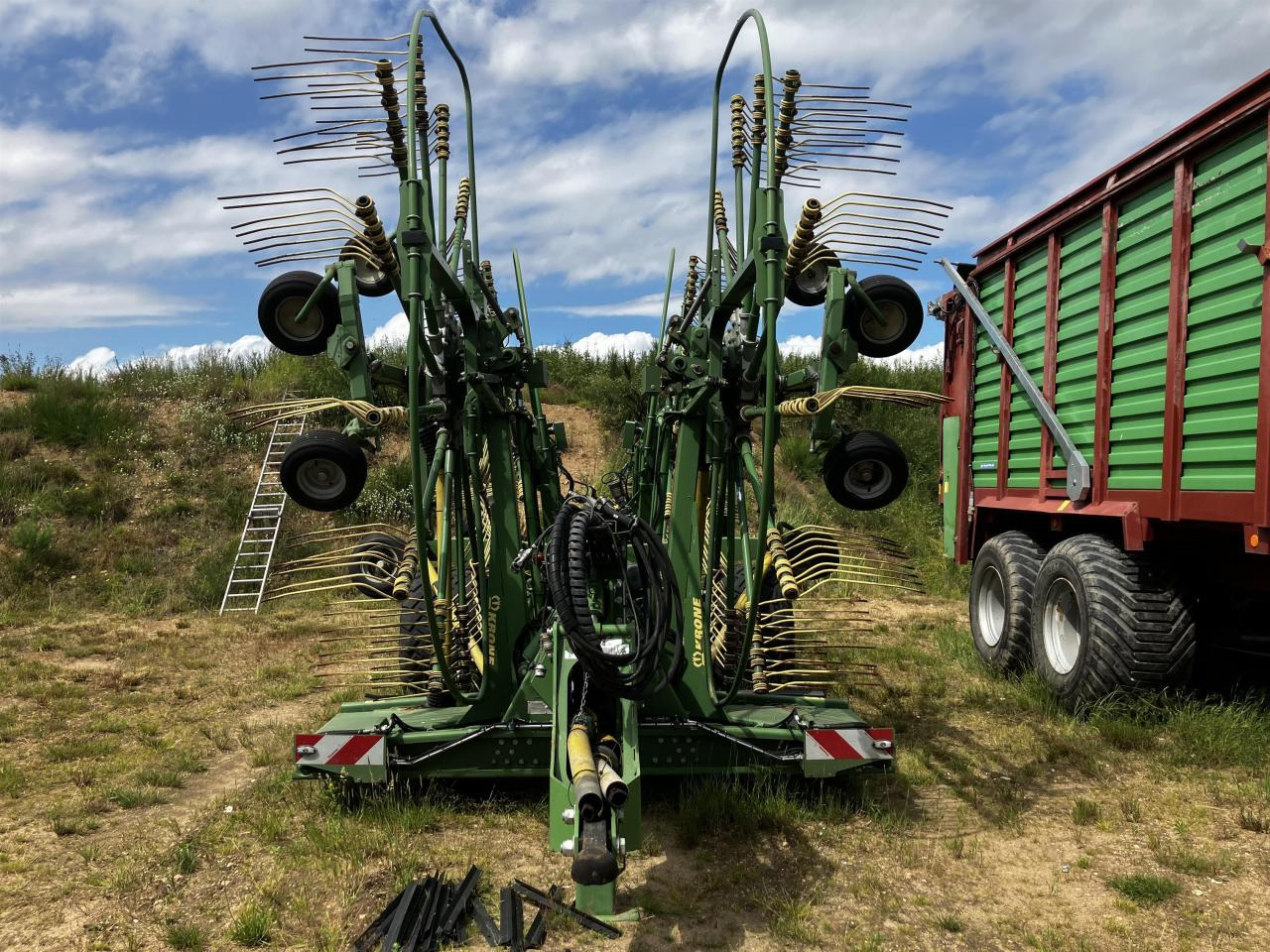Krone Swadro 1400 Plus - Szénaforgató: 2 kép. Krone Swadro 1400 Plus - Szénaforgató: 2 kép.