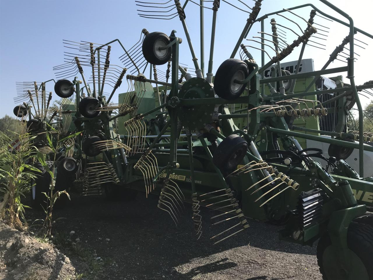 Krone Swadro 2000 - Szénaforgató: 2 kép. Krone Swadro 2000 - Szénaforgató: 2 kép.