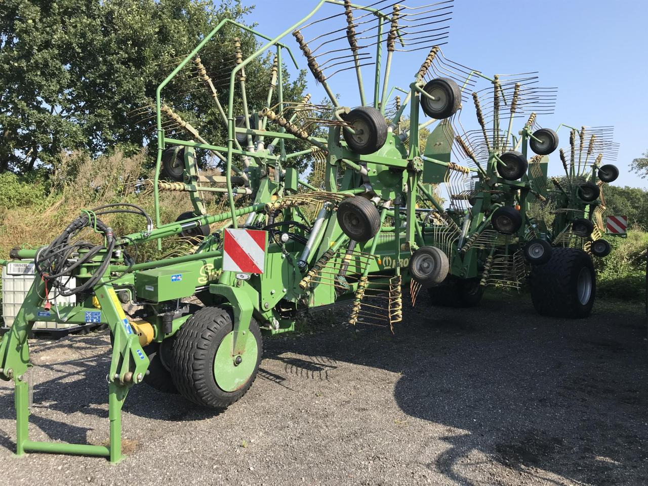 Krone Swadro 2000 - Szénaforgató: 1 kép. Krone Swadro 2000 - Szénaforgató: 1 kép.