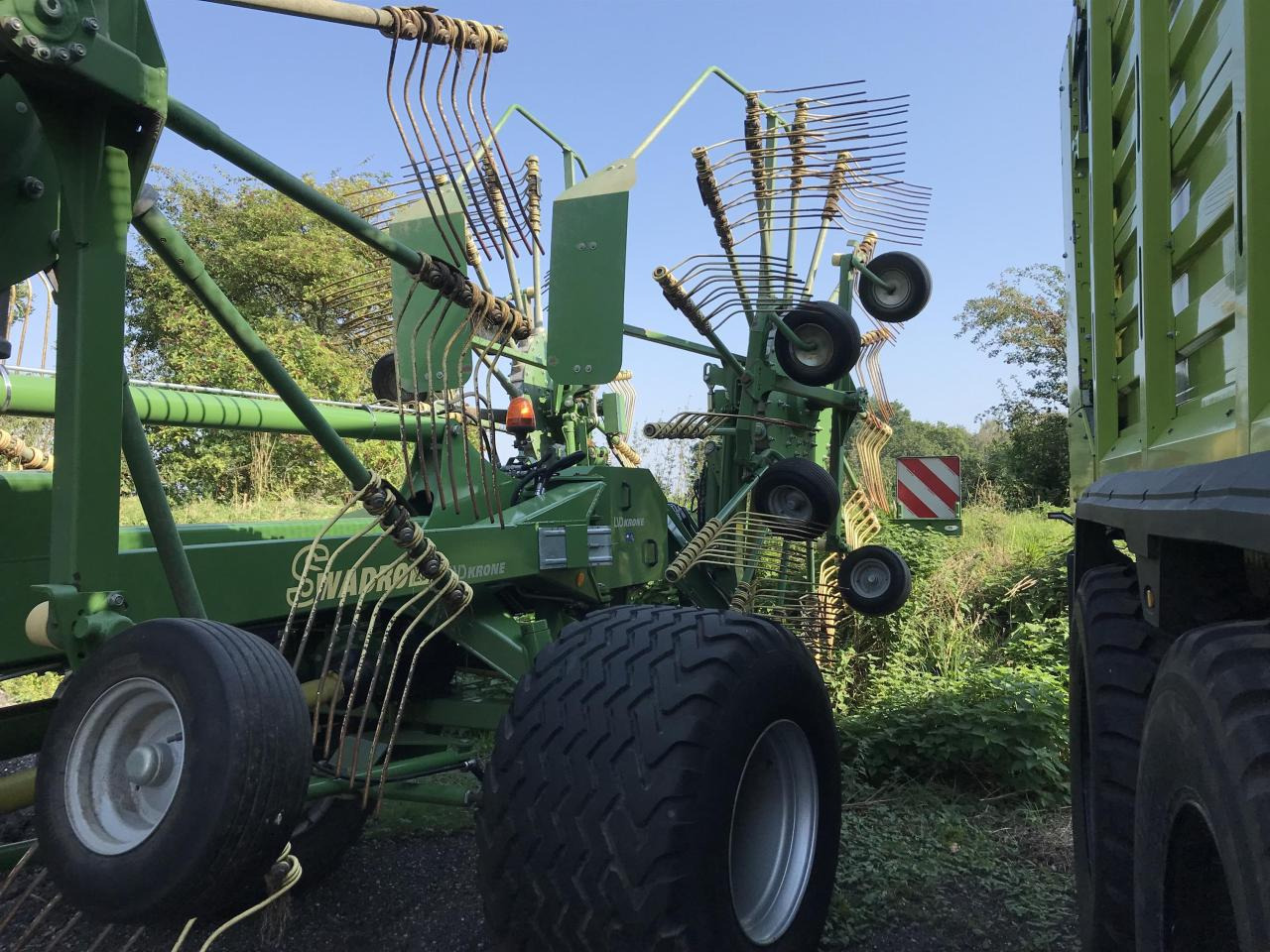 Krone Swadro 2000 - Szénaforgató: 4 kép. Krone Swadro 2000 - Szénaforgató: 4 kép.