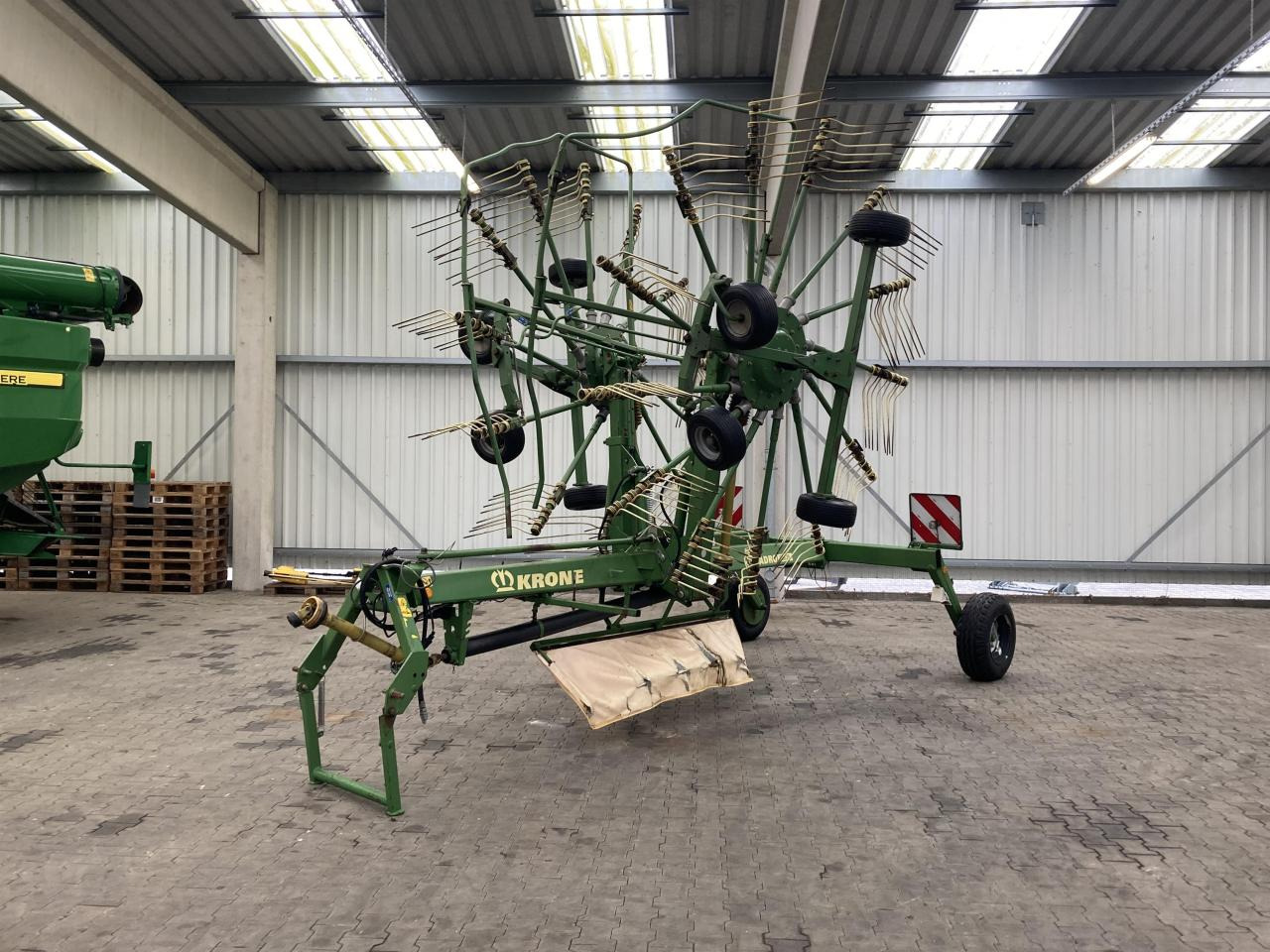 Krone Swadro 800/26 - Szénaforgató: 1 kép. Krone Swadro 800/26 - Szénaforgató: 1 kép.