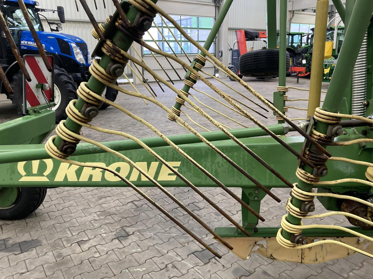 Krone Swadro 800/26 - Szénaforgató: 3 kép. Krone Swadro 800/26 - Szénaforgató: 3 kép.