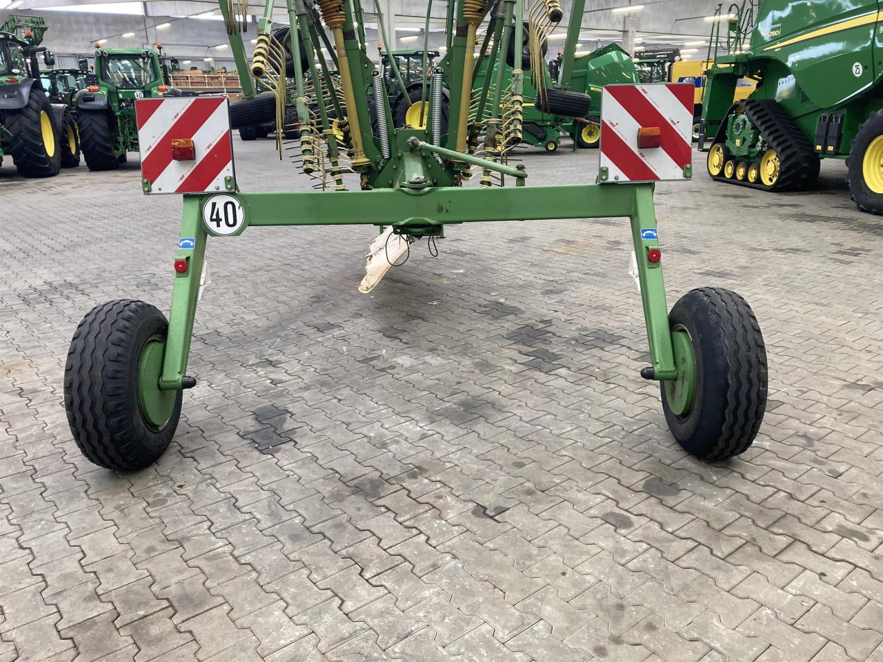 Krone Swadro 800/26 - Szénaforgató: 5 kép. Krone Swadro 800/26 - Szénaforgató: 5 kép.