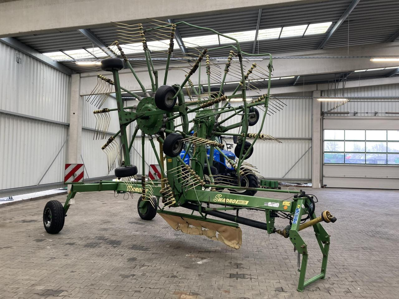 Krone Swadro 800/26 - Szénaforgató: 2 kép. Krone Swadro 800/26 - Szénaforgató: 2 kép.