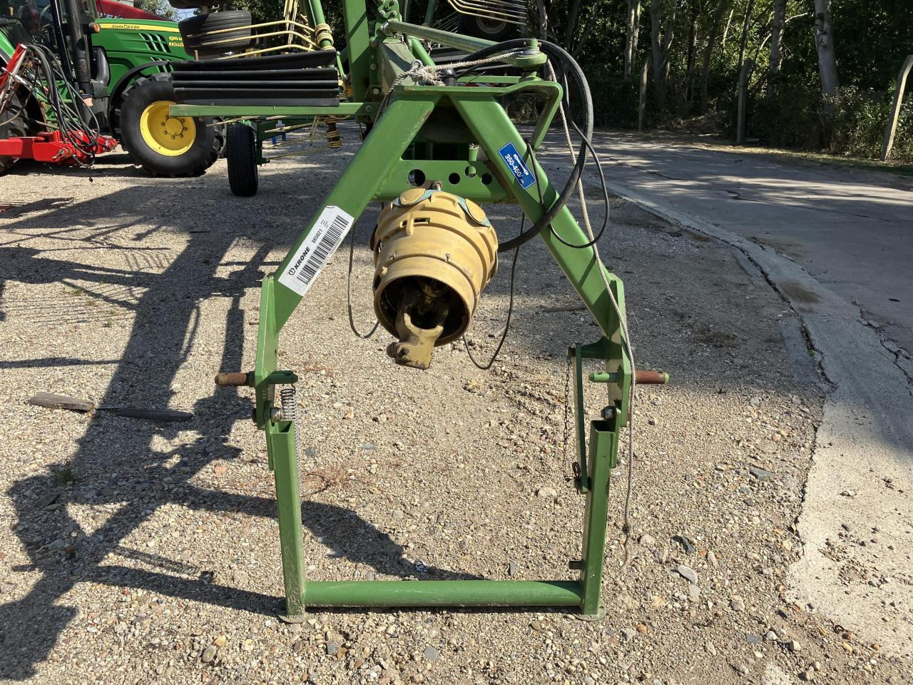 Krone Swadro 807 - Szénaforgató: 3 kép. Krone Swadro 807 - Szénaforgató: 3 kép.