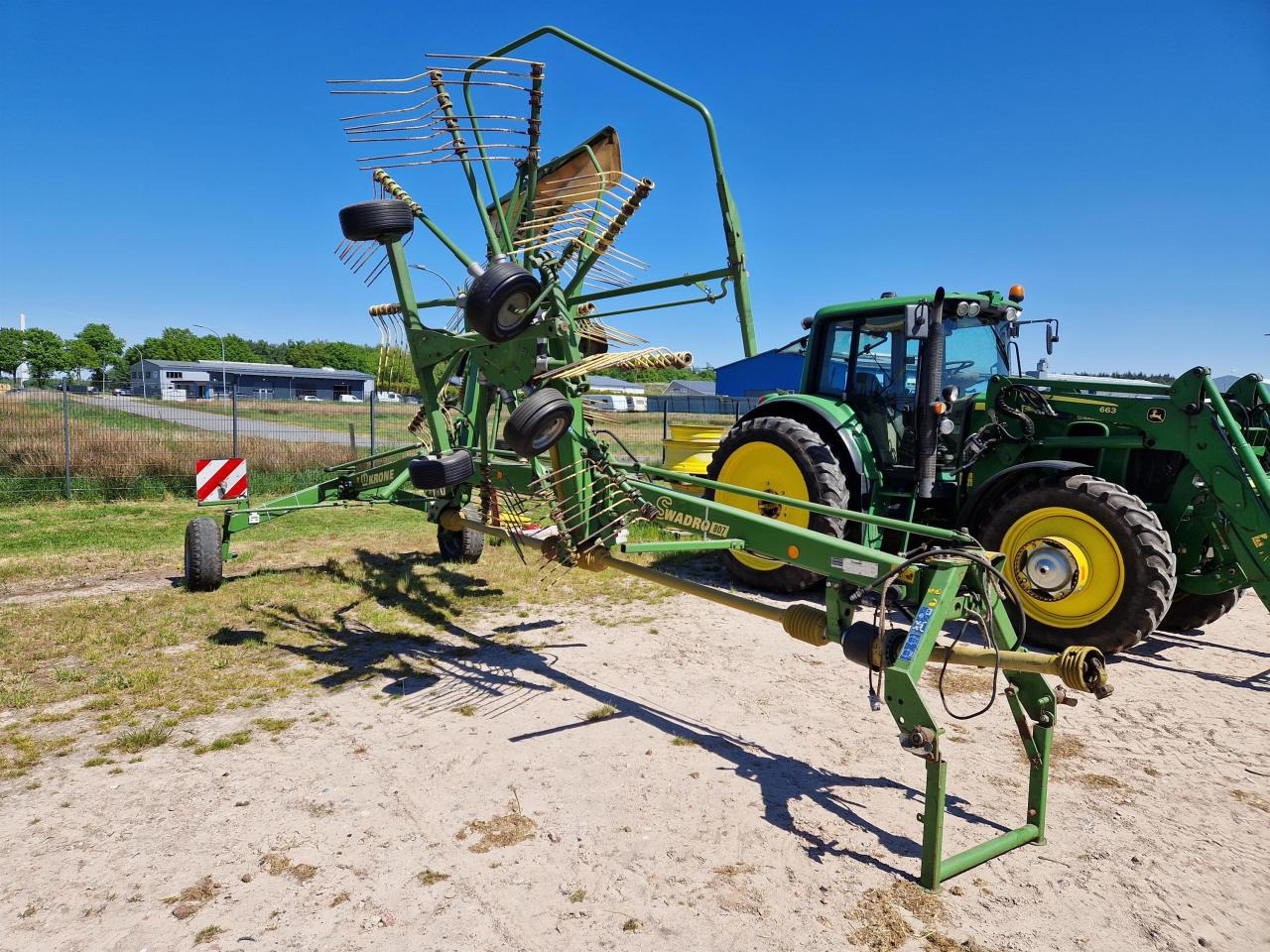 Krone Swadro 807 - Szénaforgató: 2 kép. Krone Swadro 807 - Szénaforgató: 2 kép.