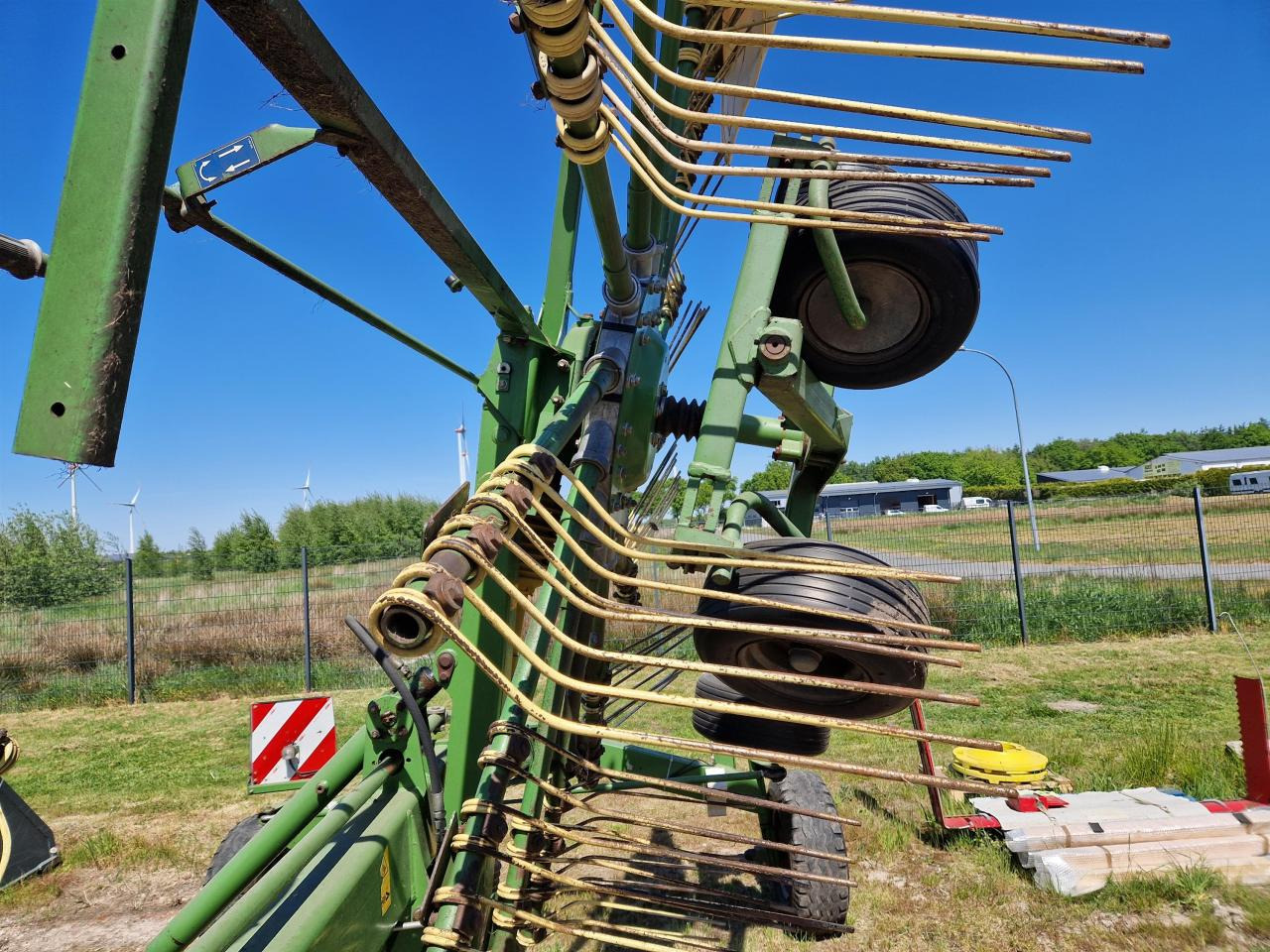 Krone Swadro 807 - Szénaforgató: 5 kép. Krone Swadro 807 - Szénaforgató: 5 kép.