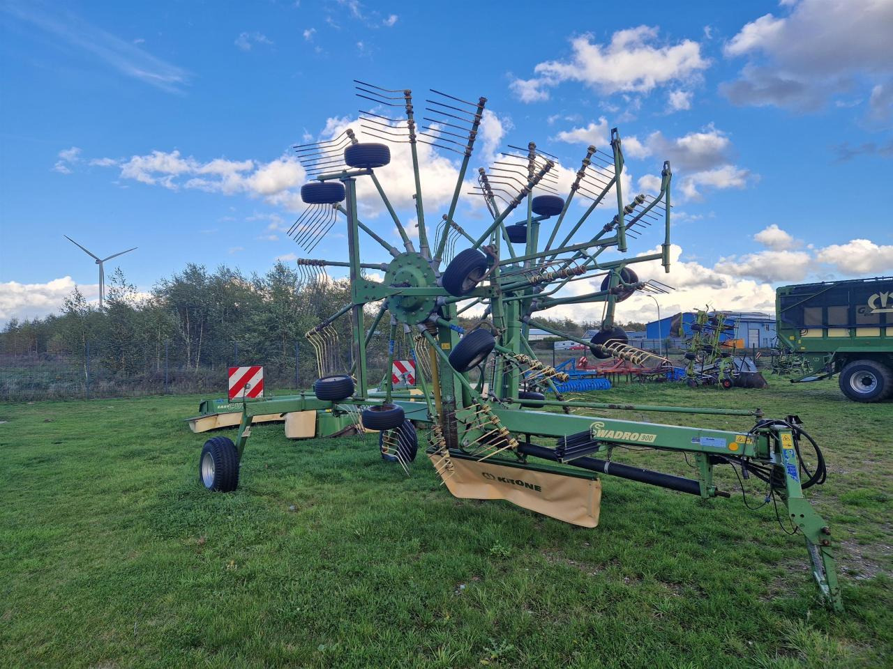 Krone Swadro 900 - Szénaforgató: 2 kép. Krone Swadro 900 - Szénaforgató: 2 kép.