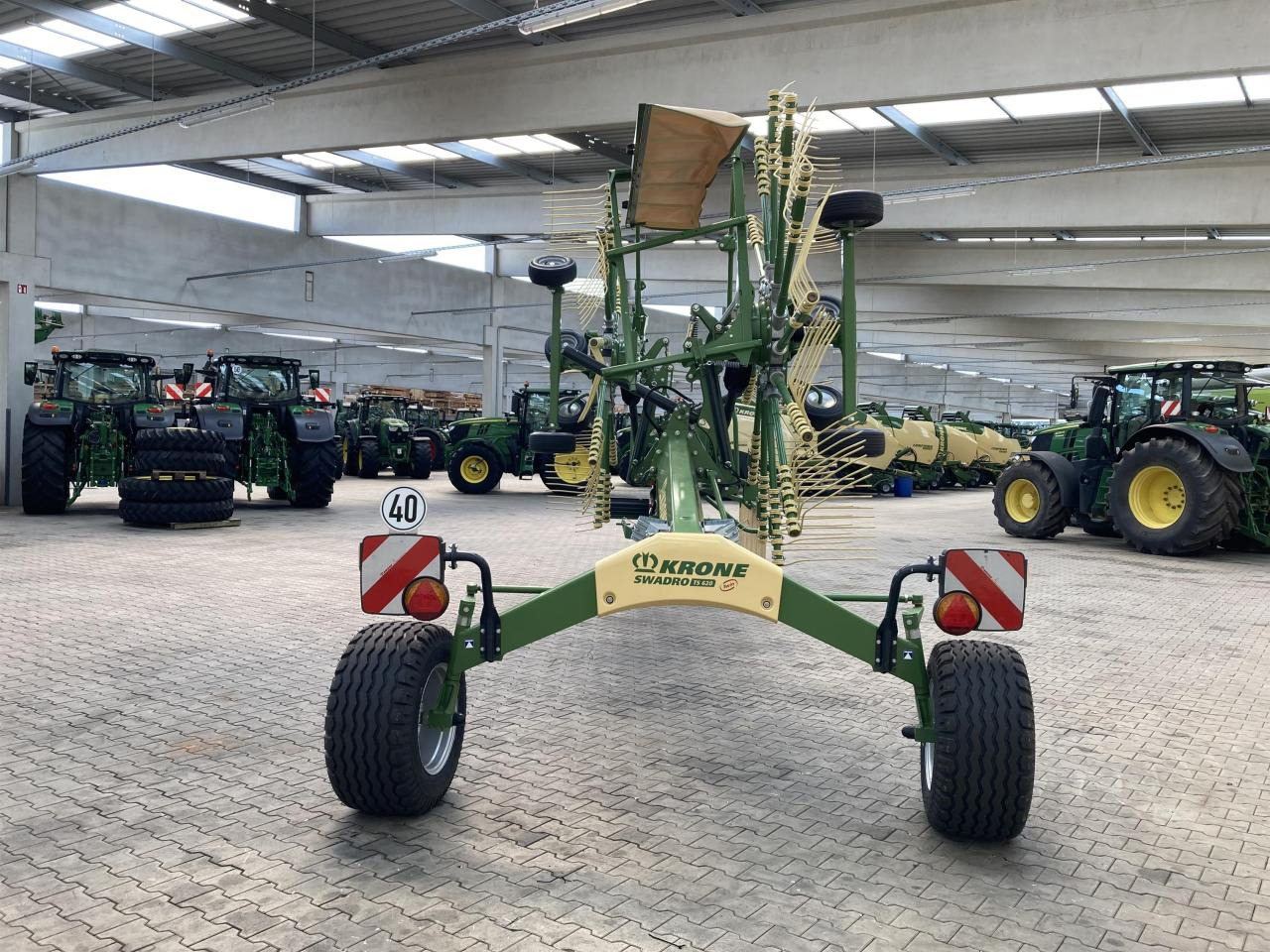 Krone Swadro TS 620 Twin - Szénaforgató: 4 kép. Krone Swadro TS 620 Twin - Szénaforgató: 4 kép.