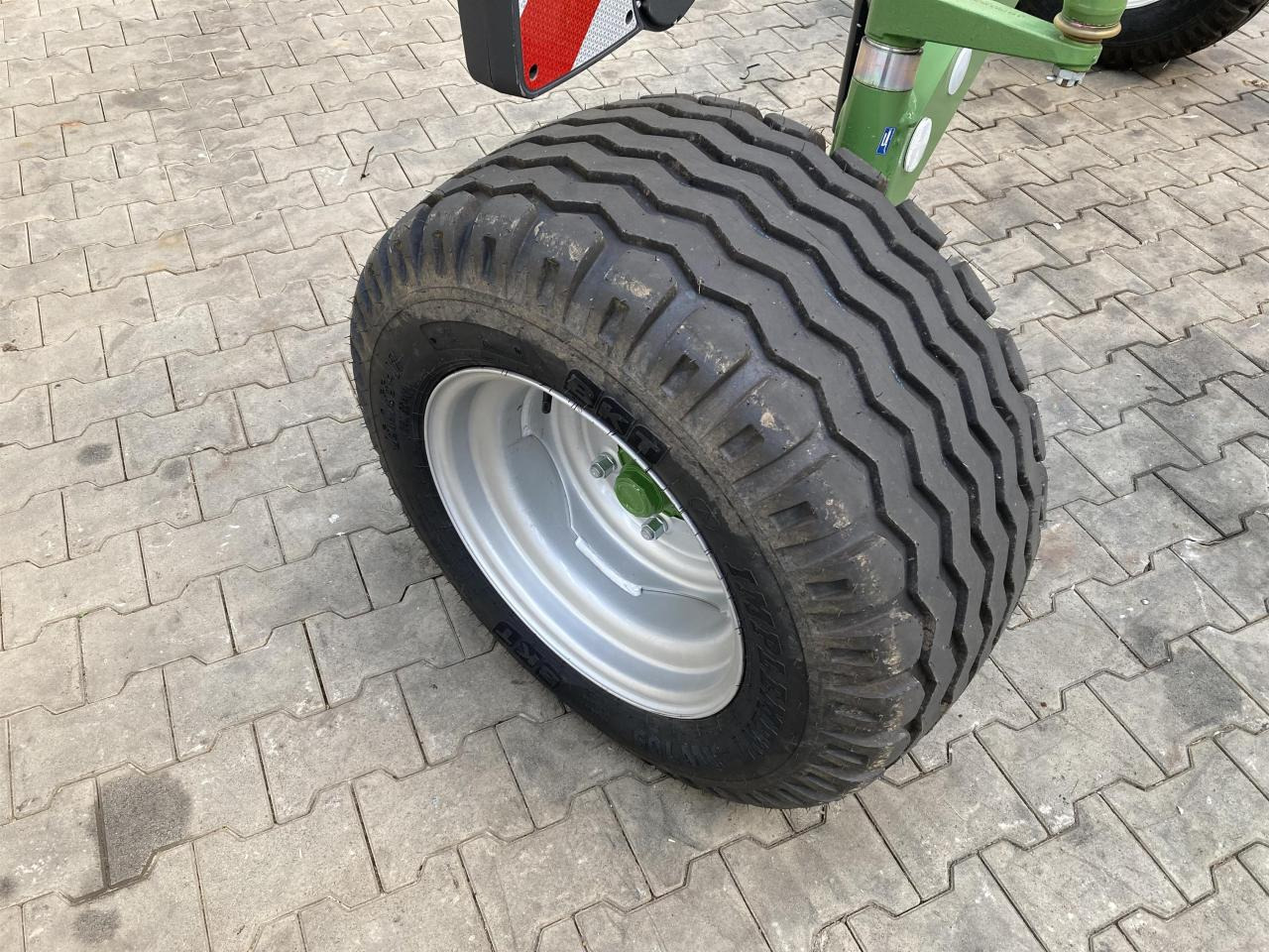 Krone Swadro TS 620 Twin - Szénaforgató: 3 kép. Krone Swadro TS 620 Twin - Szénaforgató: 3 kép.