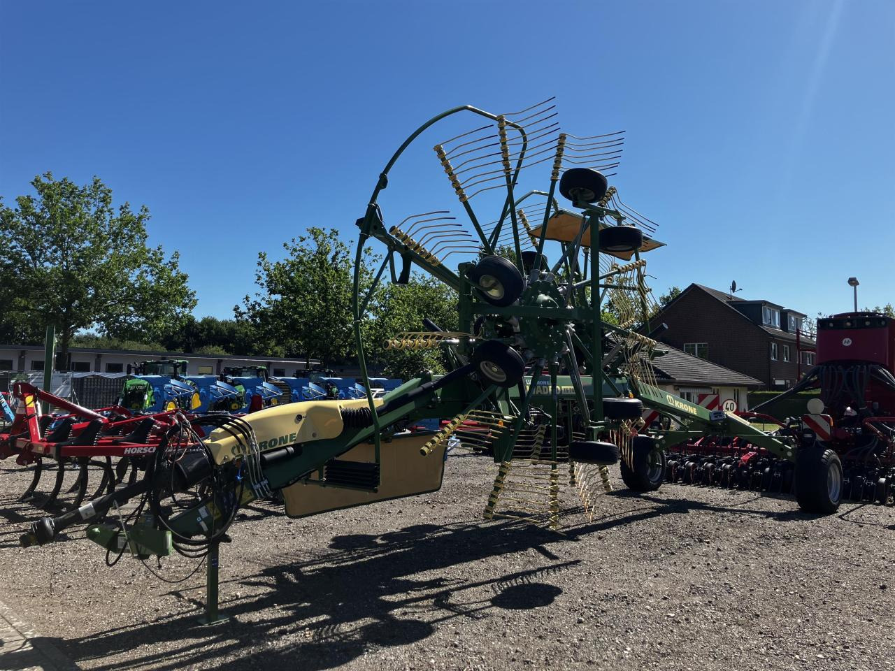 Krone Swadro TS 740 Twin - Szénaforgató: 1 kép. Krone Swadro TS 740 Twin - Szénaforgató: 1 kép.