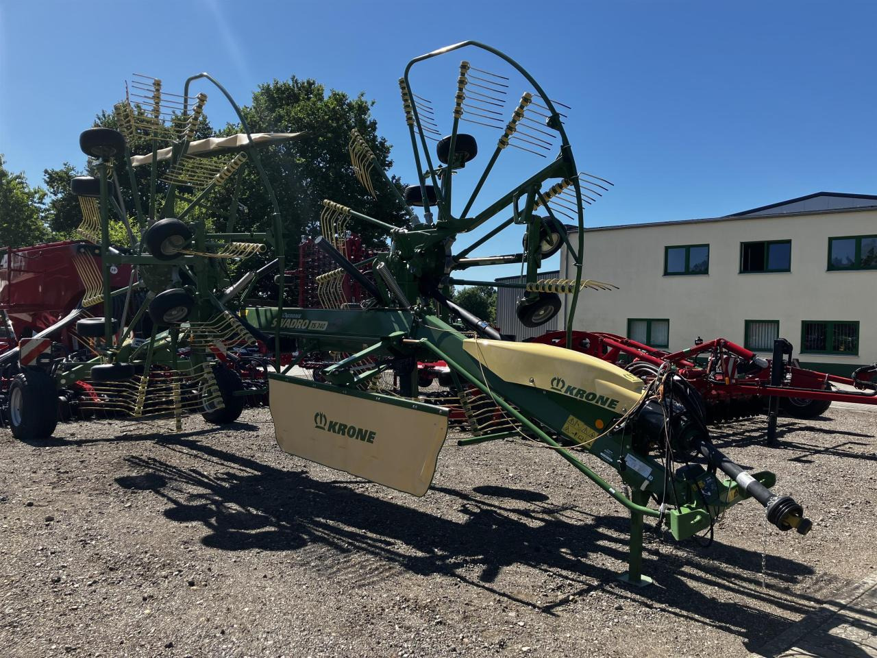 Krone Swadro TS 740 Twin - Szénaforgató: 2 kép. Krone Swadro TS 740 Twin - Szénaforgató: 2 kép.