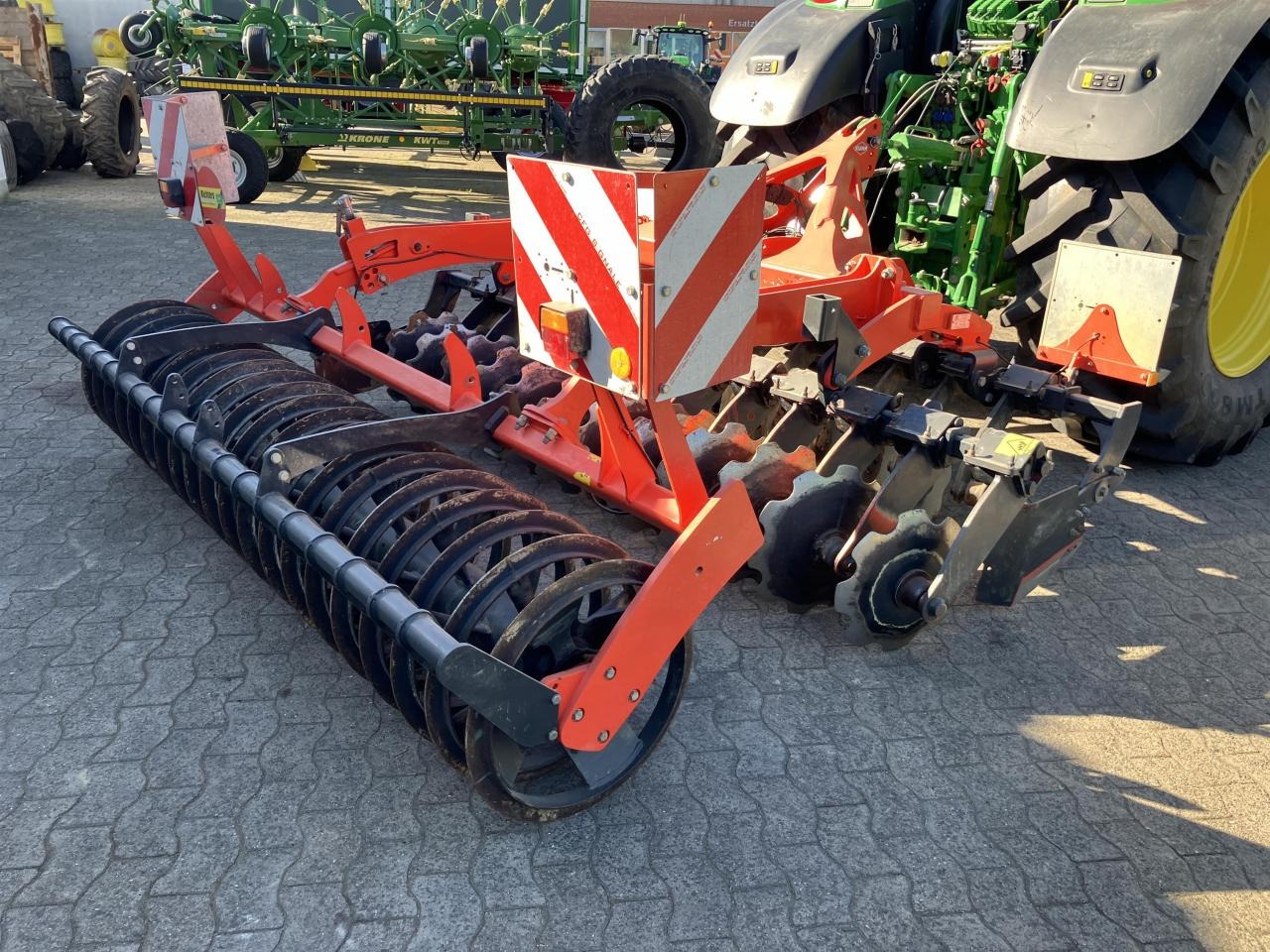 Kuhn 303 - Tárcsás borona: 5 kép. Kuhn 303 - Tárcsás borona: 5 kép.