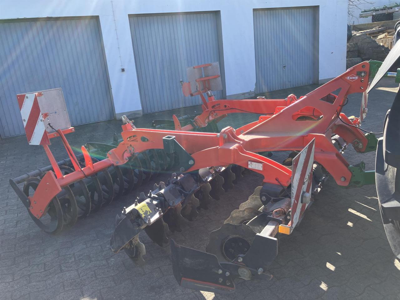 Kuhn 303 - Tárcsás borona: 2 kép. Kuhn 303 - Tárcsás borona: 2 kép.