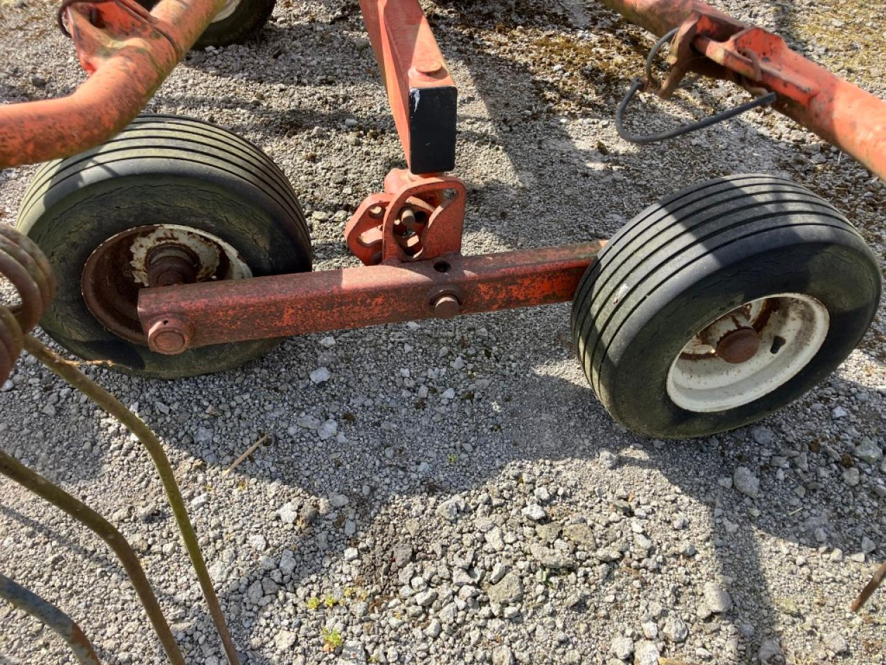 Kuhn GA 4311 GM - Szénaforgató: 4 kép. Kuhn GA 4311 GM - Szénaforgató: 4 kép.