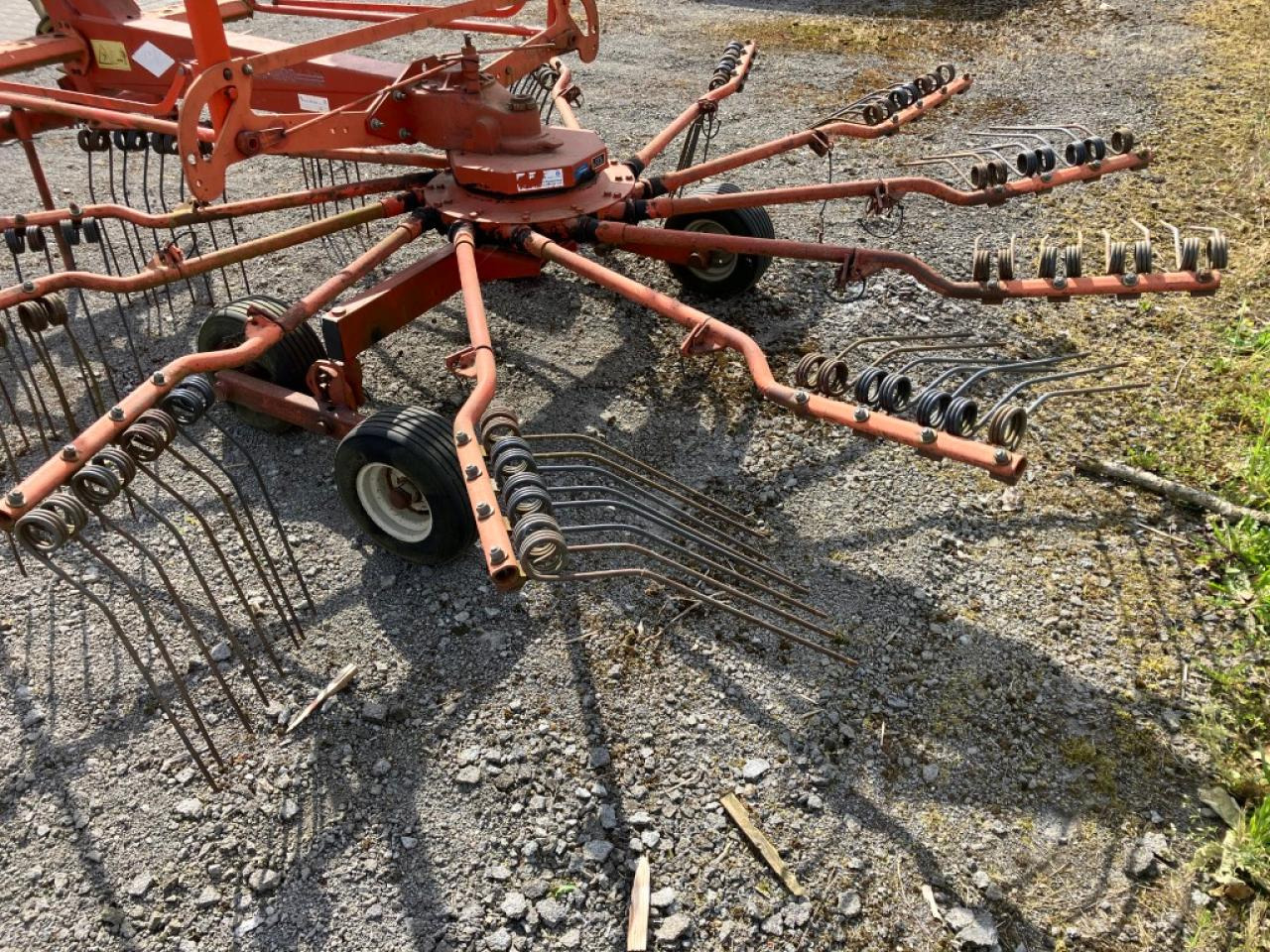Kuhn GA 4311 GM - Szénaforgató: 5 kép. Kuhn GA 4311 GM - Szénaforgató: 5 kép.