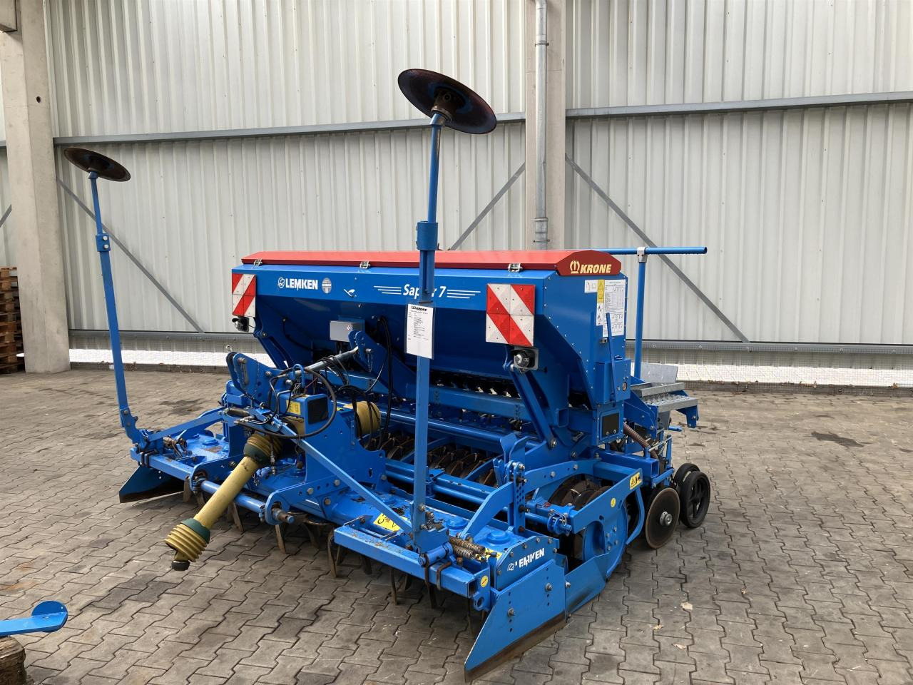 Lemken Saphir 7-300 DS 125 - Szemenkénti vetőgép: 1 kép. Lemken Saphir 7-300 DS 125 - Szemenkénti vetőgép: 1 kép.