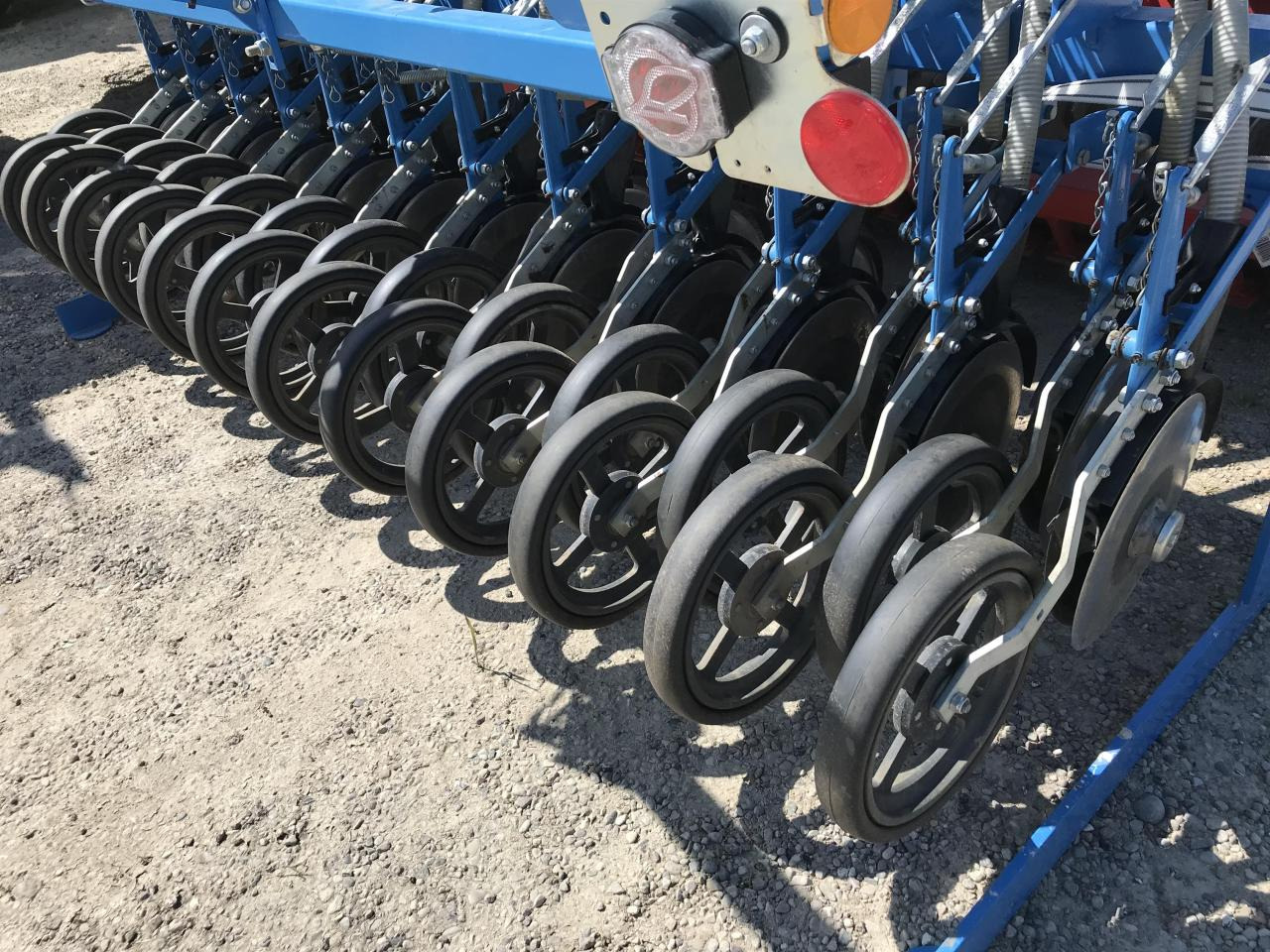 Lemken Saphir 8 Autoload - Szemenkénti vetőgép: 4 kép. Lemken Saphir 8 Autoload - Szemenkénti vetőgép: 4 kép.