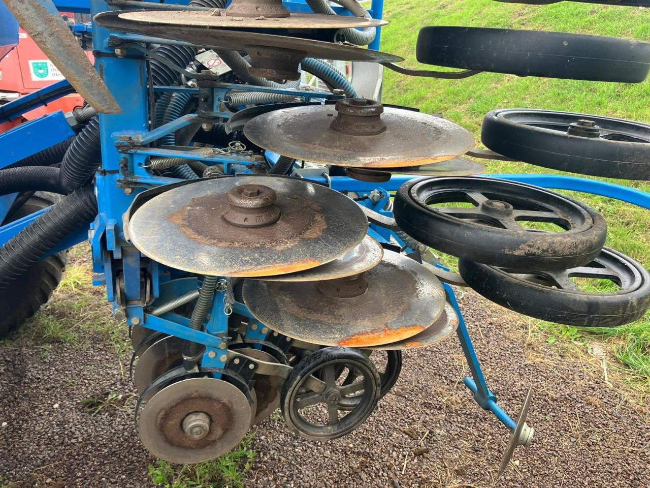 Szemenkénti vetőgép Lemken Solitair 9/450KA-DS: 8 kép. Szemenkénti vetőgép Lemken Solitair 9/450KA-DS: 8 kép.