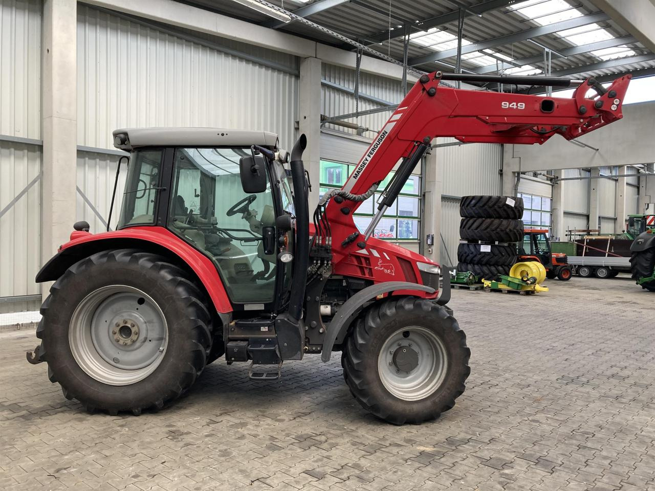 Massey Ferguson 5611 Dyna 4 - Traktor: 3 kép. Massey Ferguson 5611 Dyna 4 - Traktor: 3 kép.