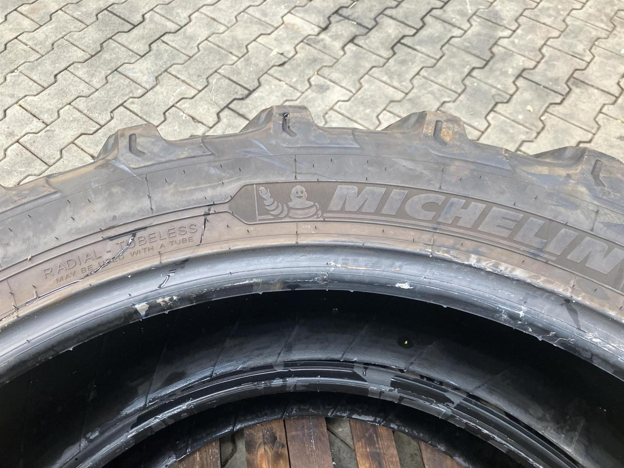 Michelin 320/85R38 - Gumiabroncs - Mezőgazdasági gépek: 2 kép. Michelin 320/85R38 - Gumiabroncs - Mezőgazdasági gépek: 2 kép.