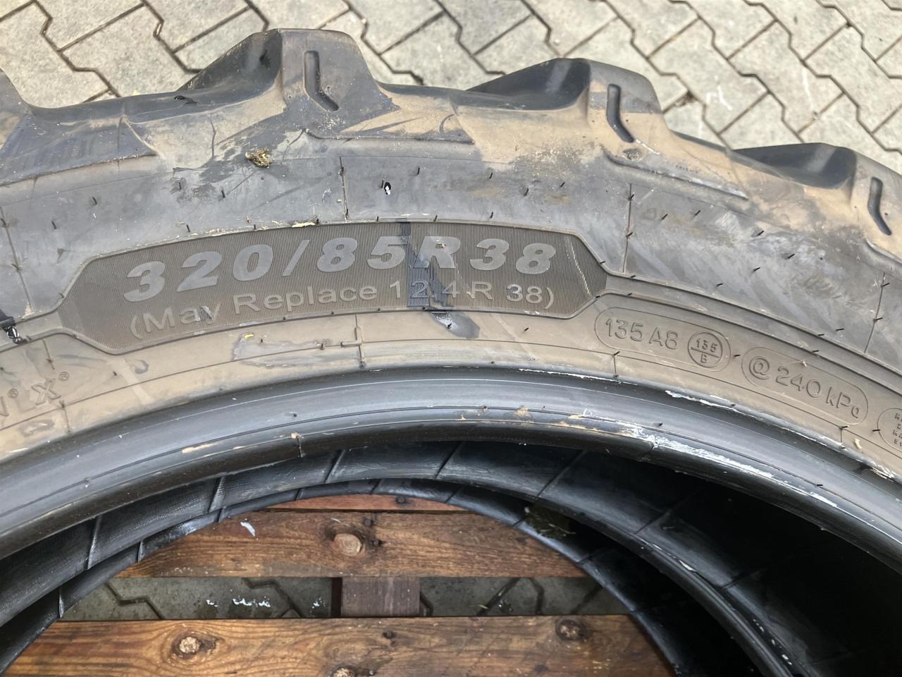Michelin 320/85R38 - Gumiabroncs - Mezőgazdasági gépek: 4 kép. Michelin 320/85R38 - Gumiabroncs - Mezőgazdasági gépek: 4 kép.
