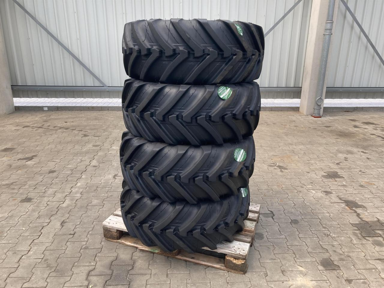 Michelin 400/70R20 - Gumiabroncs - Mezőgazdasági gépek: 1 kép. Michelin 400/70R20 - Gumiabroncs - Mezőgazdasági gépek: 1 kép.