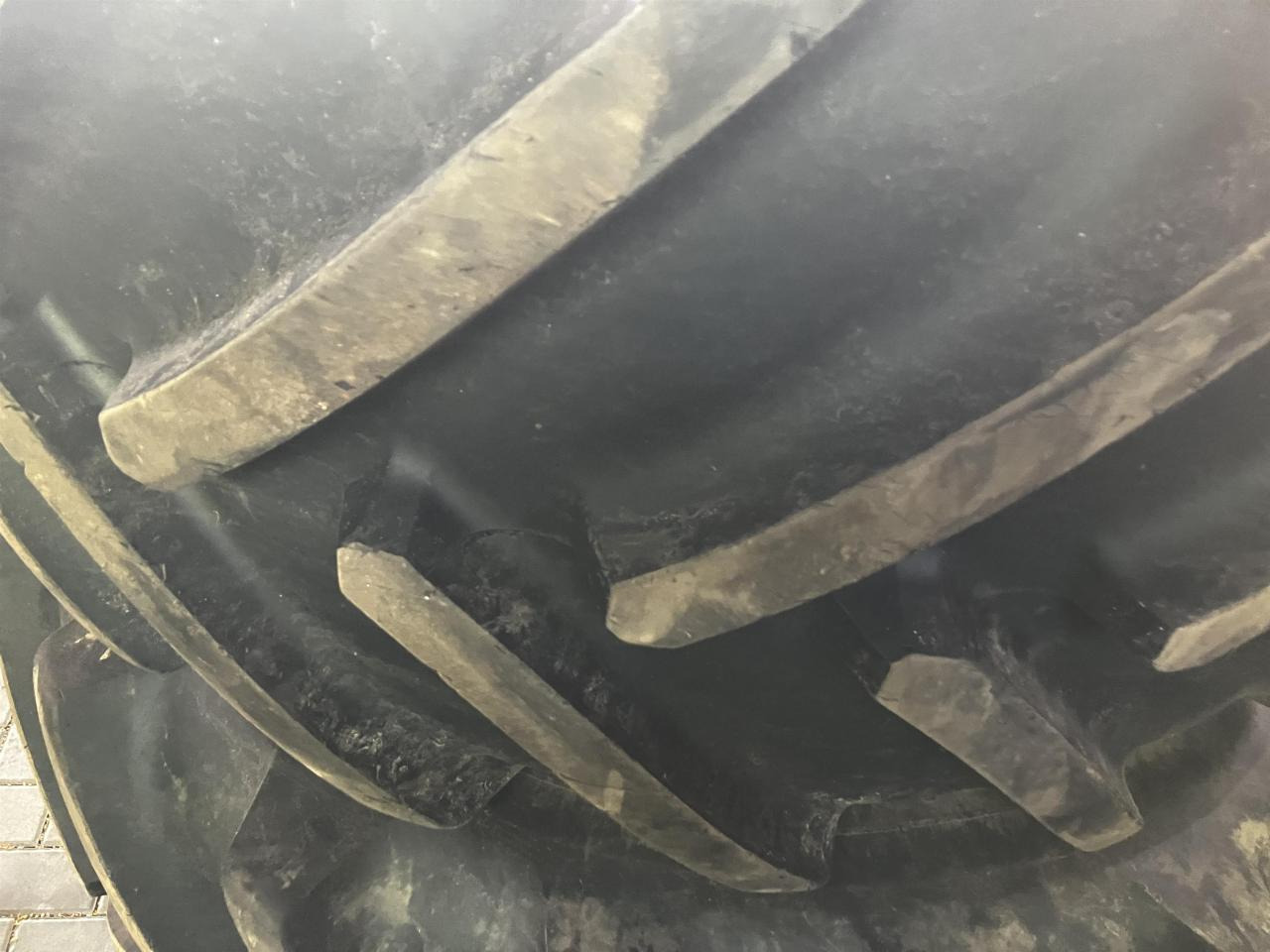 Michelin 600/70R30 - Gumiabroncs - Mezőgazdasági gépek: 4 kép. Michelin 600/70R30 - Gumiabroncs - Mezőgazdasági gépek: 4 kép.