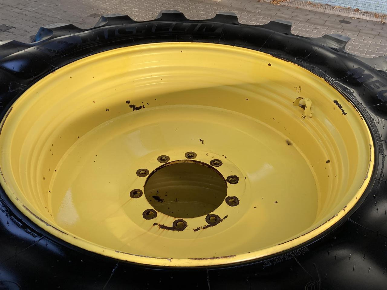 Michelin 620/70R38 - Gumiabroncs - Mezőgazdasági gépek: 3 kép. Michelin 620/70R38 - Gumiabroncs - Mezőgazdasági gépek: 3 kép.