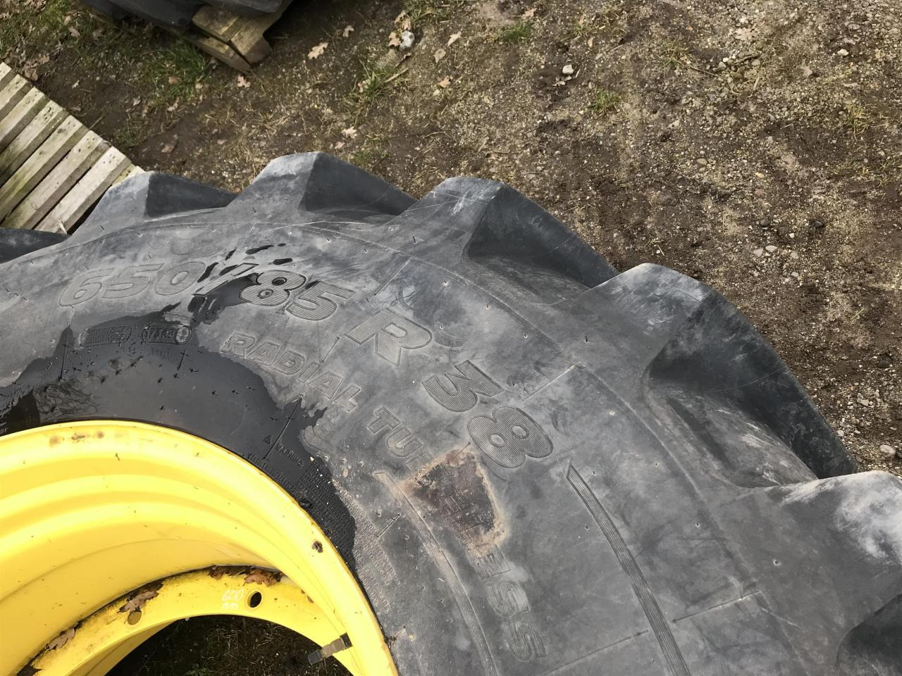 Michelin 650/85R38 - Gumiabroncs - Mezőgazdasági gépek: 3 kép. Michelin 650/85R38 - Gumiabroncs - Mezőgazdasági gépek: 3 kép.