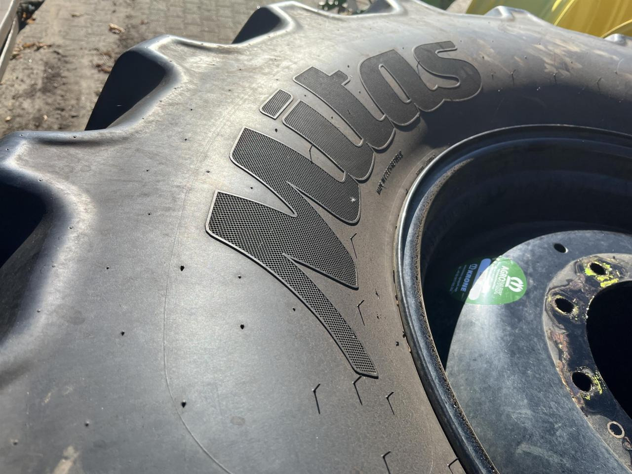 Mitas 600/70R28 - Gumiabroncs - Mezőgazdasági gépek: 3 kép. Mitas 600/70R28 - Gumiabroncs - Mezőgazdasági gépek: 3 kép.