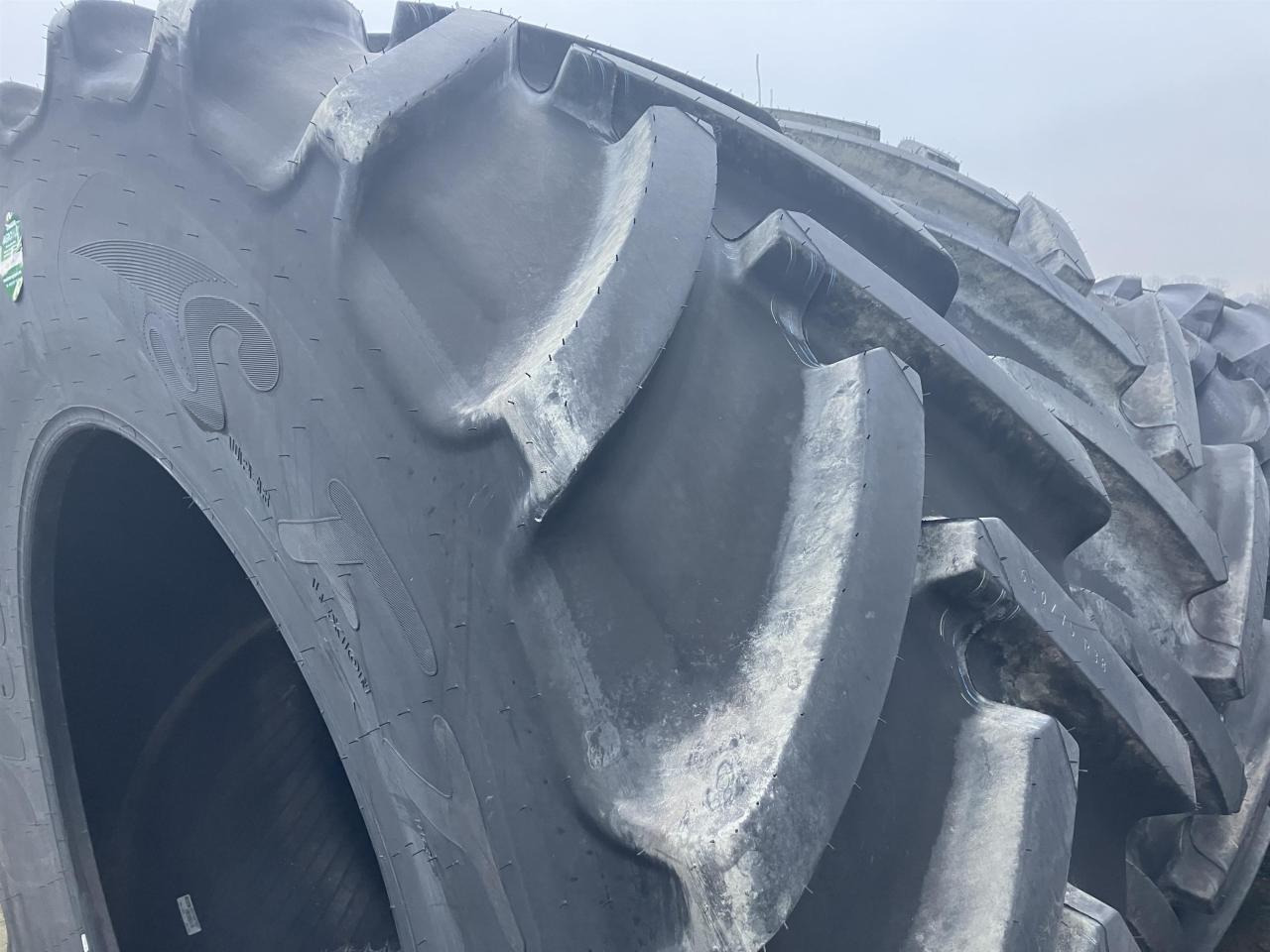 Mitas 650/75R38 - Gumiabroncs - Mezőgazdasági gépek: 4 kép. Mitas 650/75R38 - Gumiabroncs - Mezőgazdasági gépek: 4 kép.