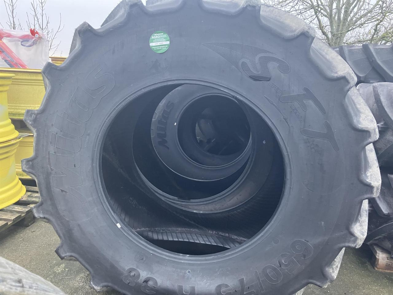 Mitas 650/75R38 - Gumiabroncs - Mezőgazdasági gépek: 1 kép. Mitas 650/75R38 - Gumiabroncs - Mezőgazdasági gépek: 1 kép.