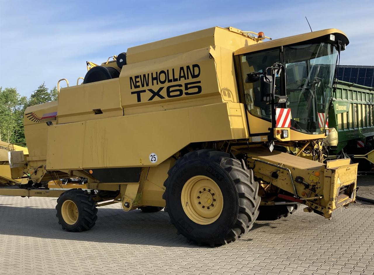 New Holland TX 65 Plus - Kombájn: 2 kép. New Holland TX 65 Plus - Kombájn: 2 kép.