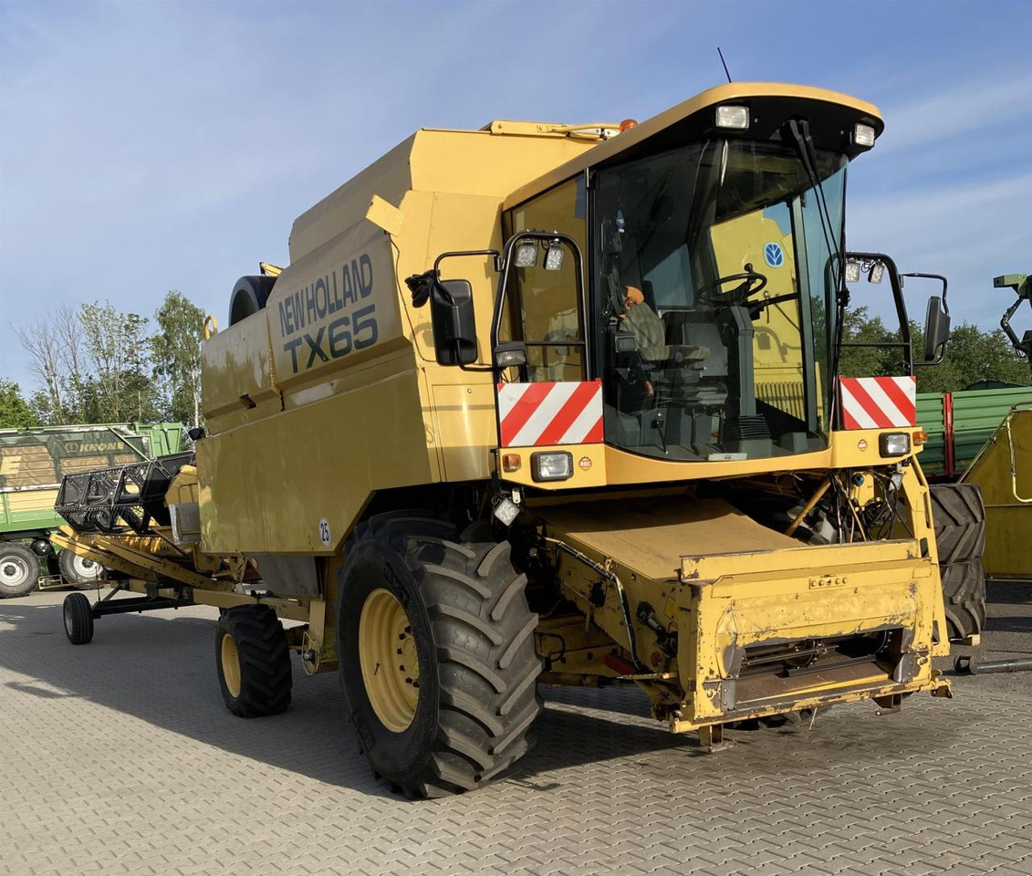 New Holland TX 65 Plus - Kombájn: 1 kép. New Holland TX 65 Plus - Kombájn: 1 kép.