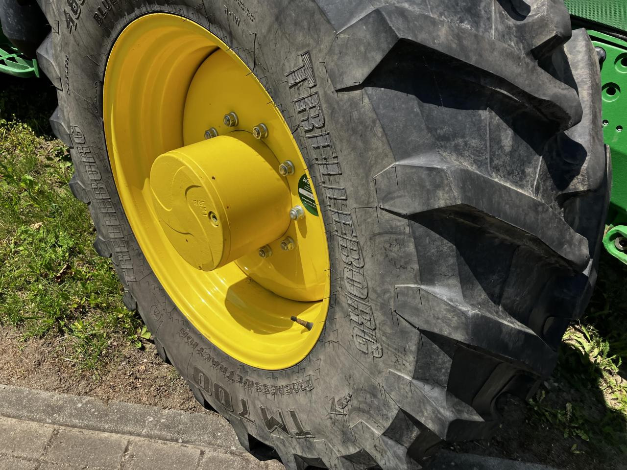 Trelleborg 480/70R30 - Gumiabroncs - Mezőgazdasági gépek: 2 kép. Trelleborg 480/70R30 - Gumiabroncs - Mezőgazdasági gépek: 2 kép.
