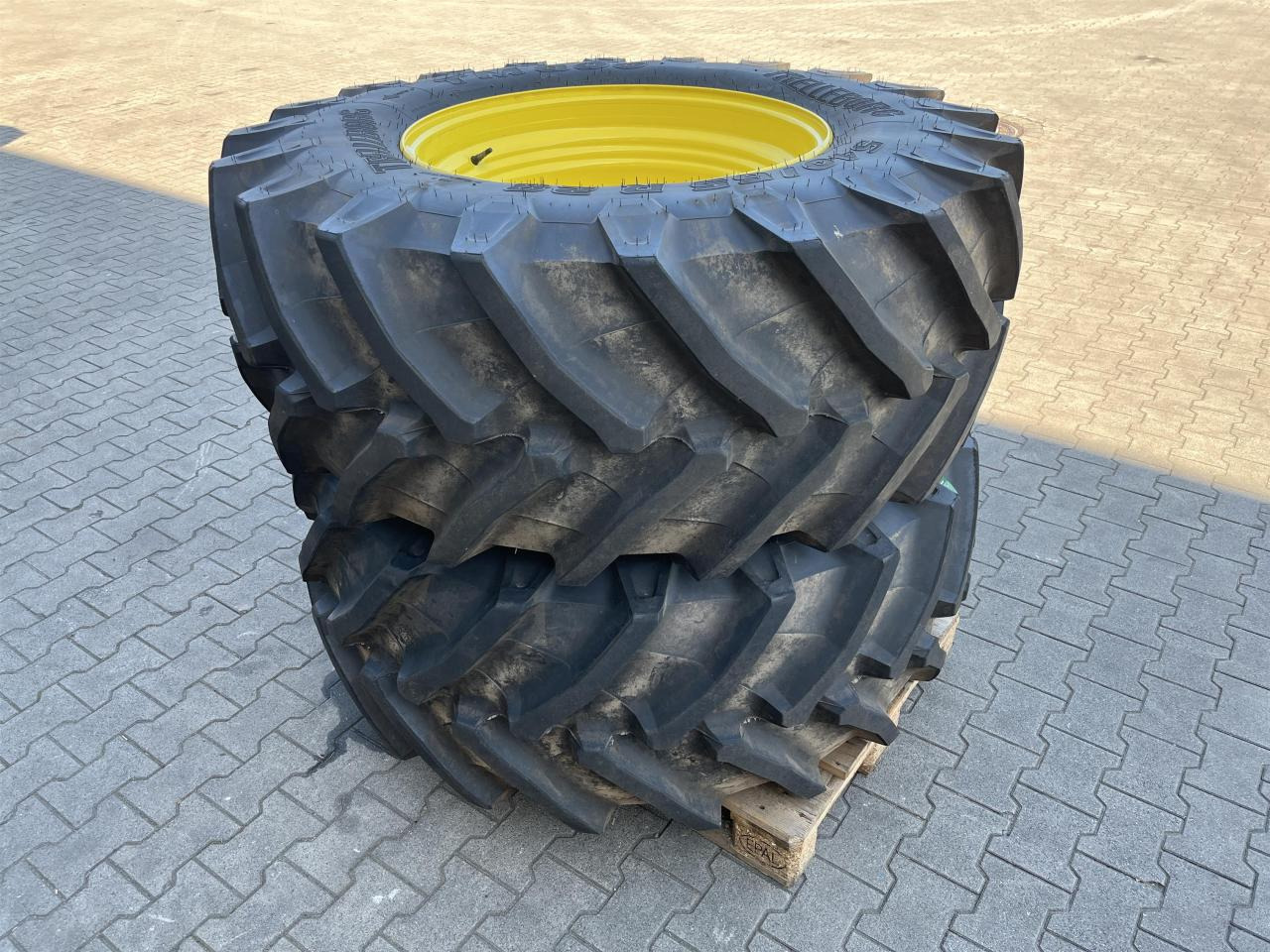Trelleborg 540/65R28 - Gumiabroncs - Mezőgazdasági gépek: 1 kép. Trelleborg 540/65R28 - Gumiabroncs - Mezőgazdasági gépek: 1 kép.