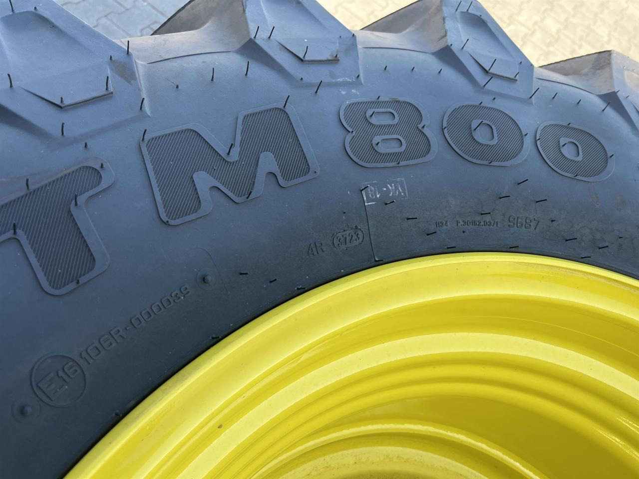 Trelleborg 540/65R28 - Gumiabroncs - Mezőgazdasági gépek: 5 kép. Trelleborg 540/65R28 - Gumiabroncs - Mezőgazdasági gépek: 5 kép.