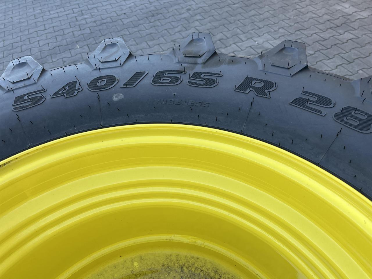 Trelleborg 540/65R28 - Gumiabroncs - Mezőgazdasági gépek: 4 kép. Trelleborg 540/65R28 - Gumiabroncs - Mezőgazdasági gépek: 4 kép.