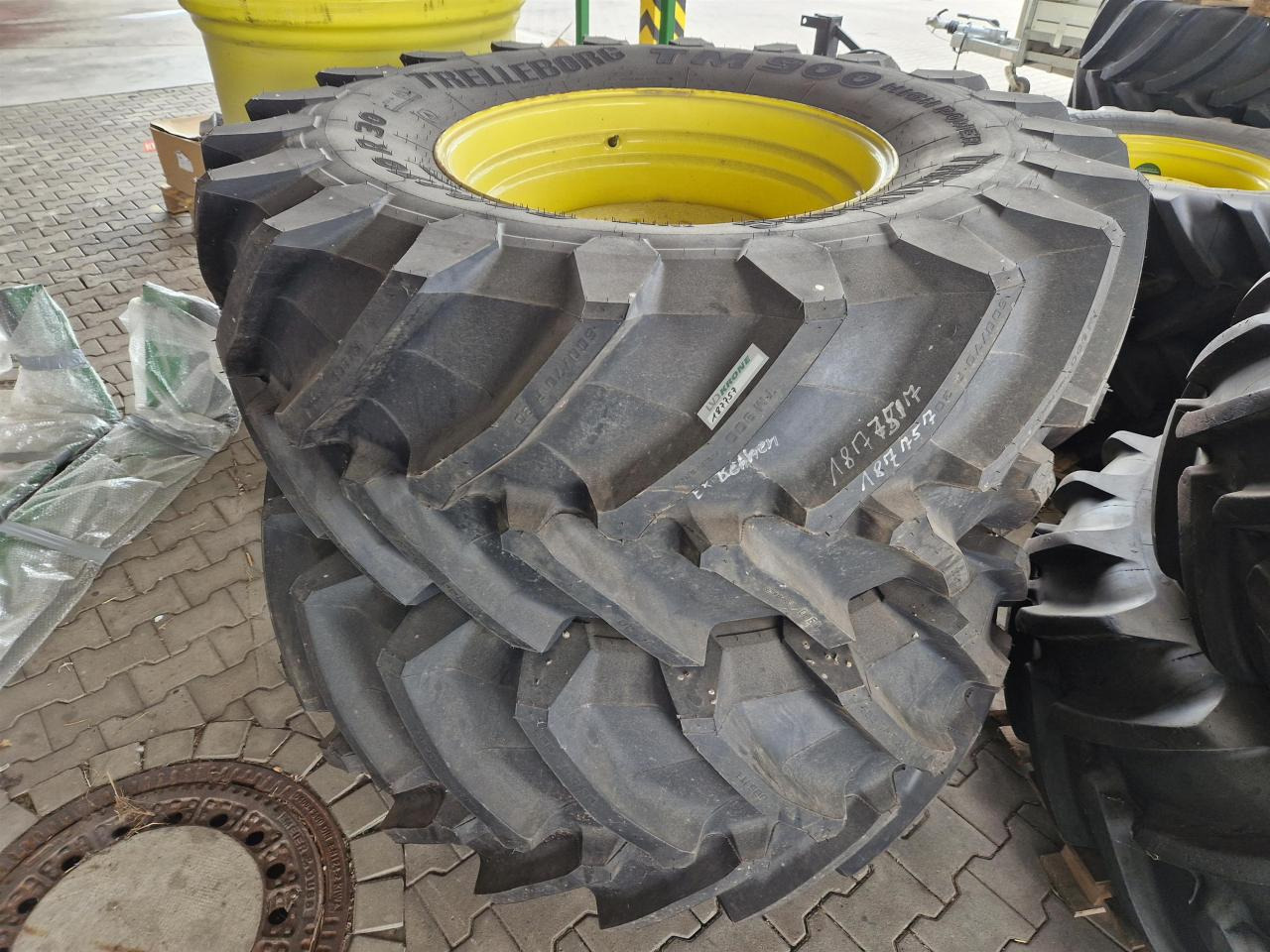 Trelleborg 600/70R30 - Gumiabroncs - Mezőgazdasági gépek: 1 kép. Trelleborg 600/70R30 - Gumiabroncs - Mezőgazdasági gépek: 1 kép.