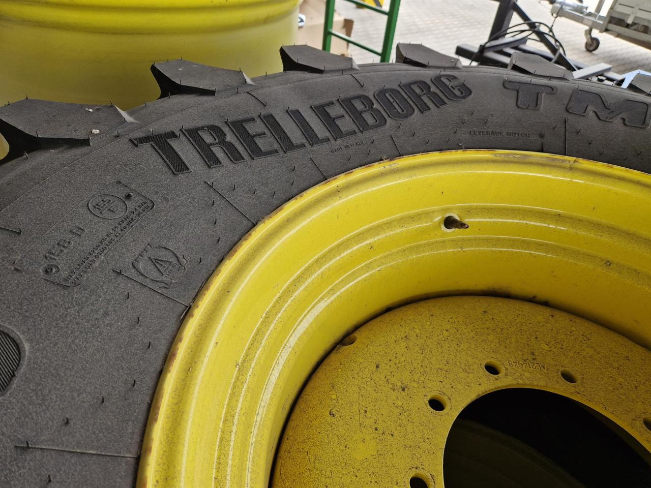 Trelleborg 600/70R30 - Gumiabroncs - Mezőgazdasági gépek: 2 kép. Trelleborg 600/70R30 - Gumiabroncs - Mezőgazdasági gépek: 2 kép.