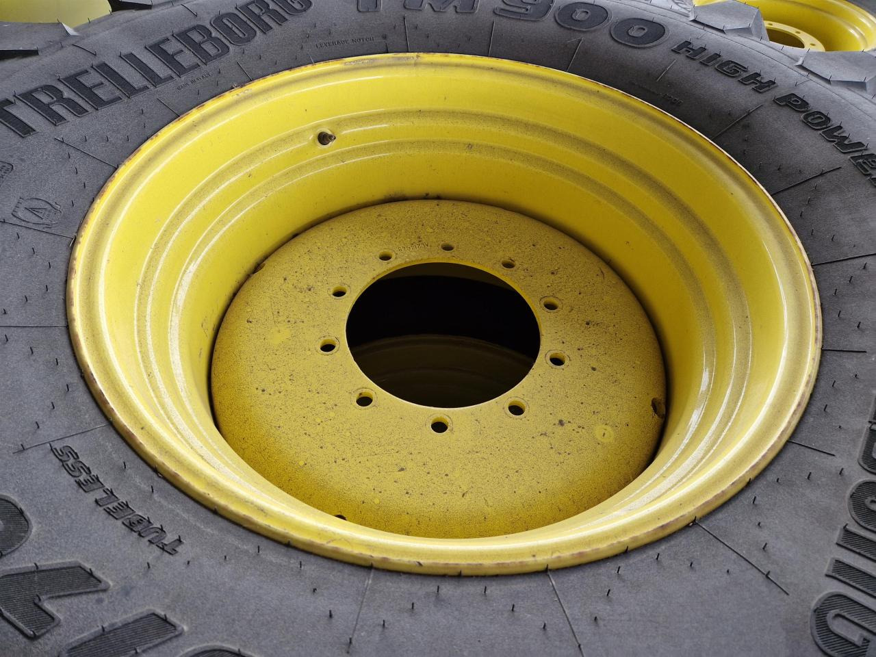 Trelleborg 600/70R30 - Gumiabroncs - Mezőgazdasági gépek: 4 kép. Trelleborg 600/70R30 - Gumiabroncs - Mezőgazdasági gépek: 4 kép.